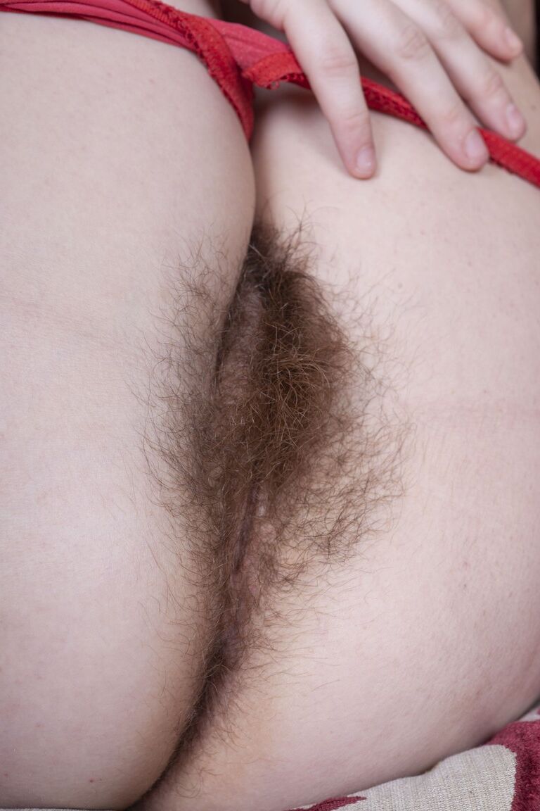 21P A deliciosa gata amadora Sharon Rosie brinca com sua buceta peluda com um vibrador de vidro
