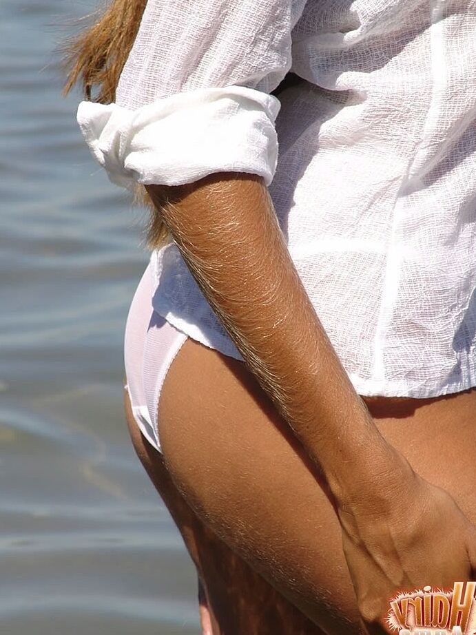 21P Gata de óculos escuros Lori Anderson revela seus peitos e regalo gostoso no mar