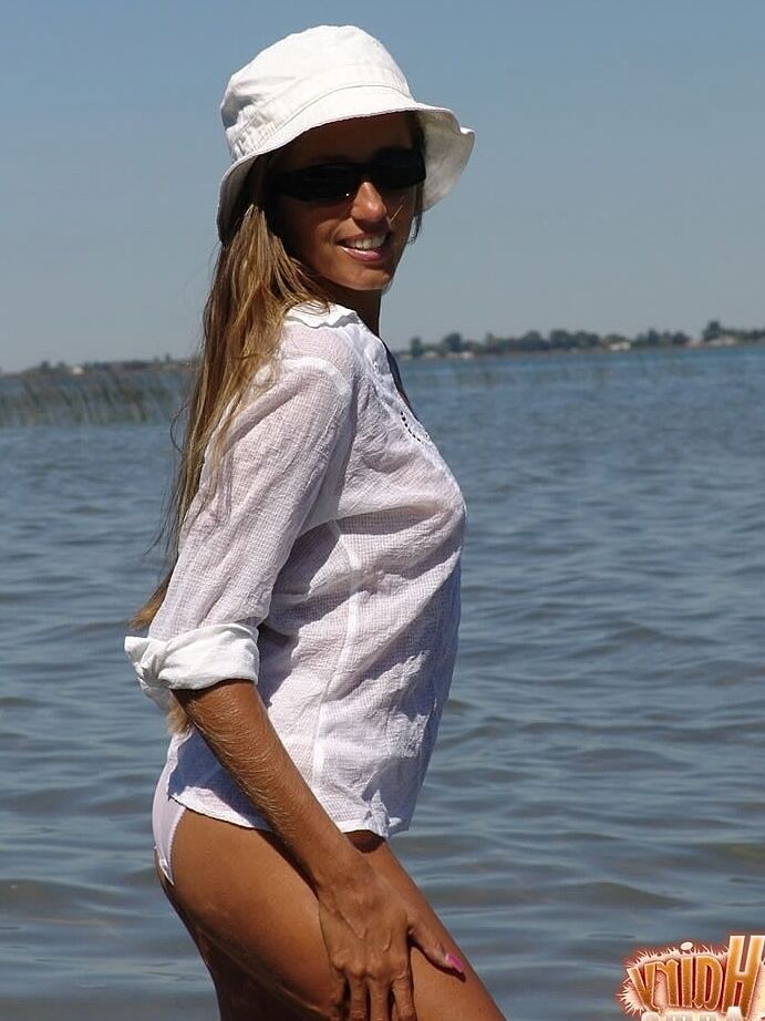 21P Gata de óculos escuros Lori Anderson revela seus peitos e regalo gostoso no mar