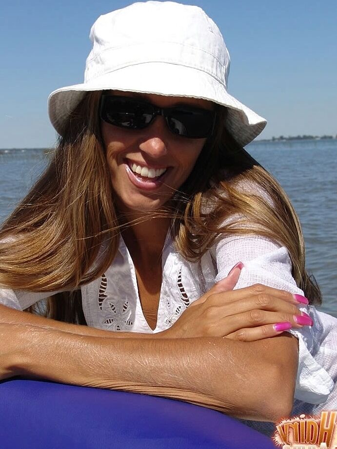 21P Gata de óculos escuros Lori Anderson revela seus peitos e regalo gostoso no mar