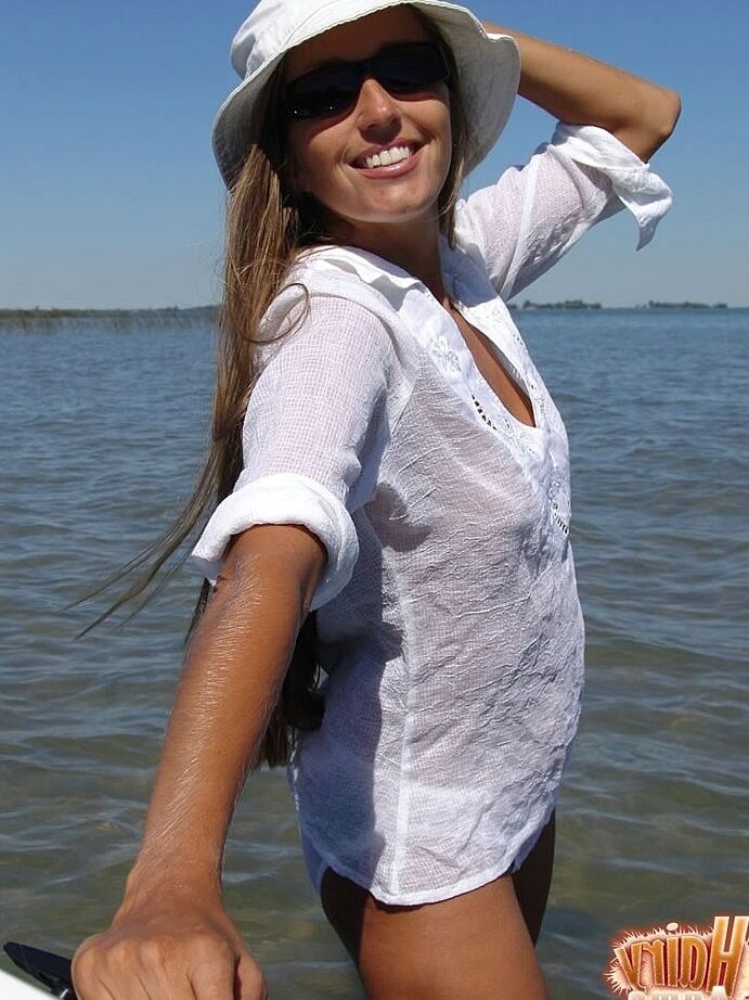21P Gata de óculos escuros Lori Anderson revela seus peitos e regalo gostoso no mar
