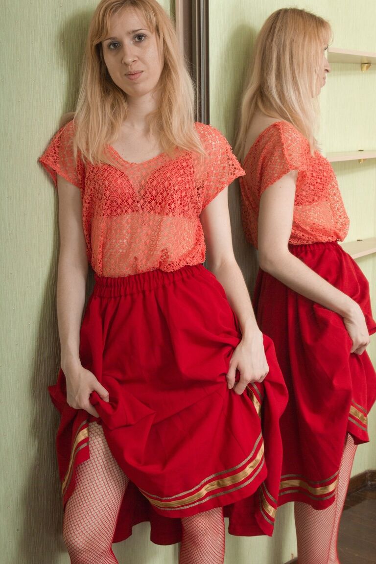 17P Blonde Sky Nikka perde sua roupa vermelha sexy e mostra virilha peluda