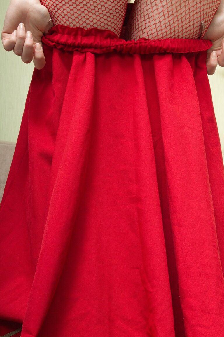 17P Blonde Sky Nikka perde sua roupa vermelha sexy e mostra virilha peluda