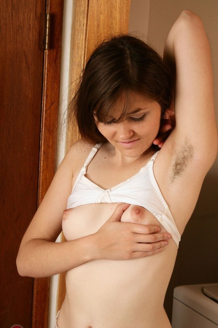 21P La linda amateur Briar Rose se desnuda y juega con su coño peludo
