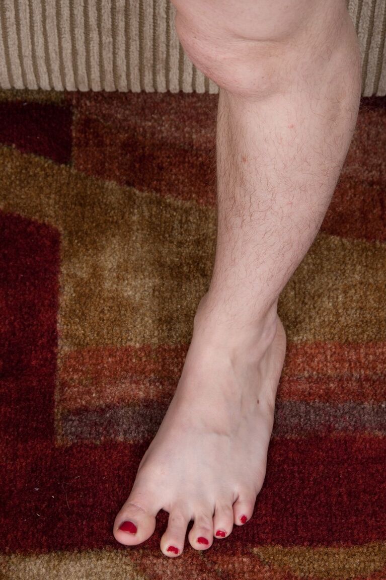 18P Zia, rousse amateur et pulpeuse, exhibe ses jambes poilues et sa chatte poilue.