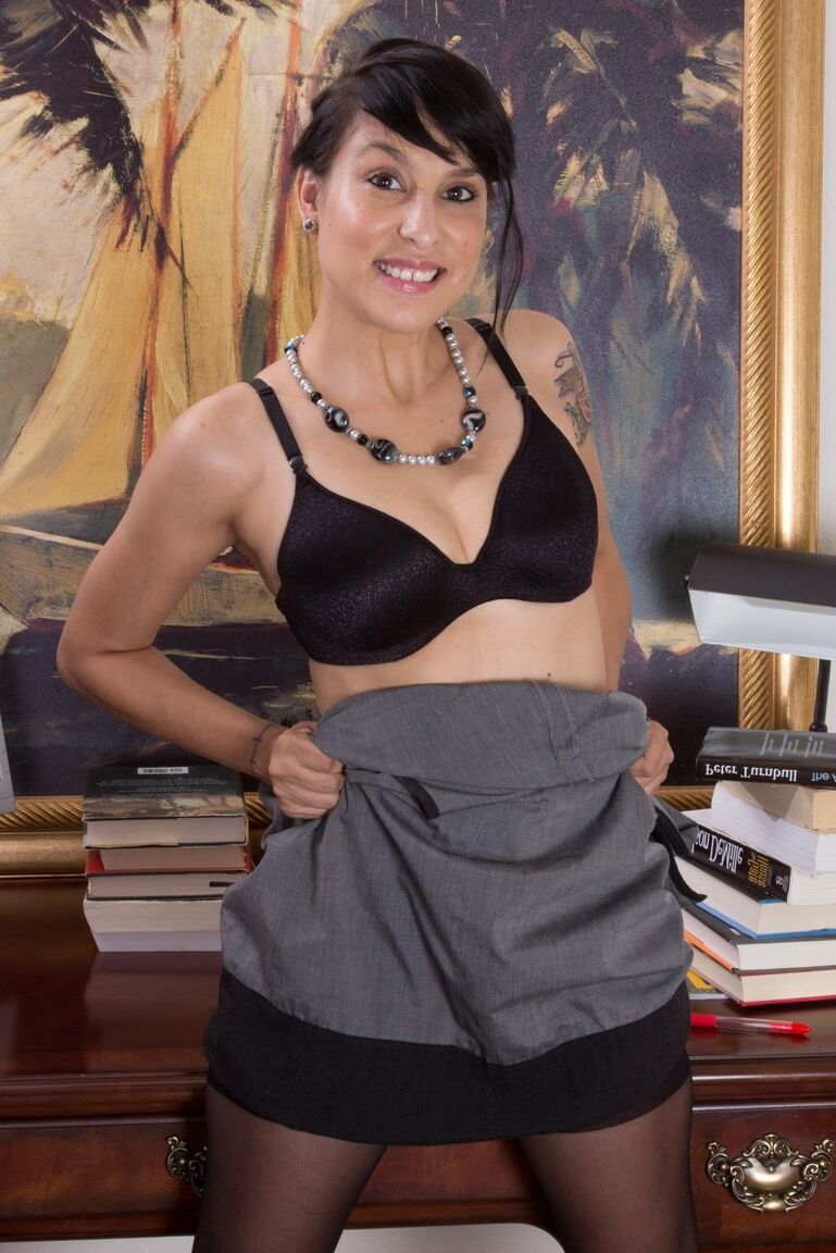 16P A morena nerd Lucy Dutch toca seus pelos pubianos depois de se despir