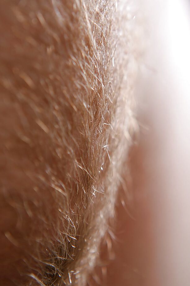 16P Patty, amatrice rousse, enlève son chemisier pour caresser ses gros seins naturels