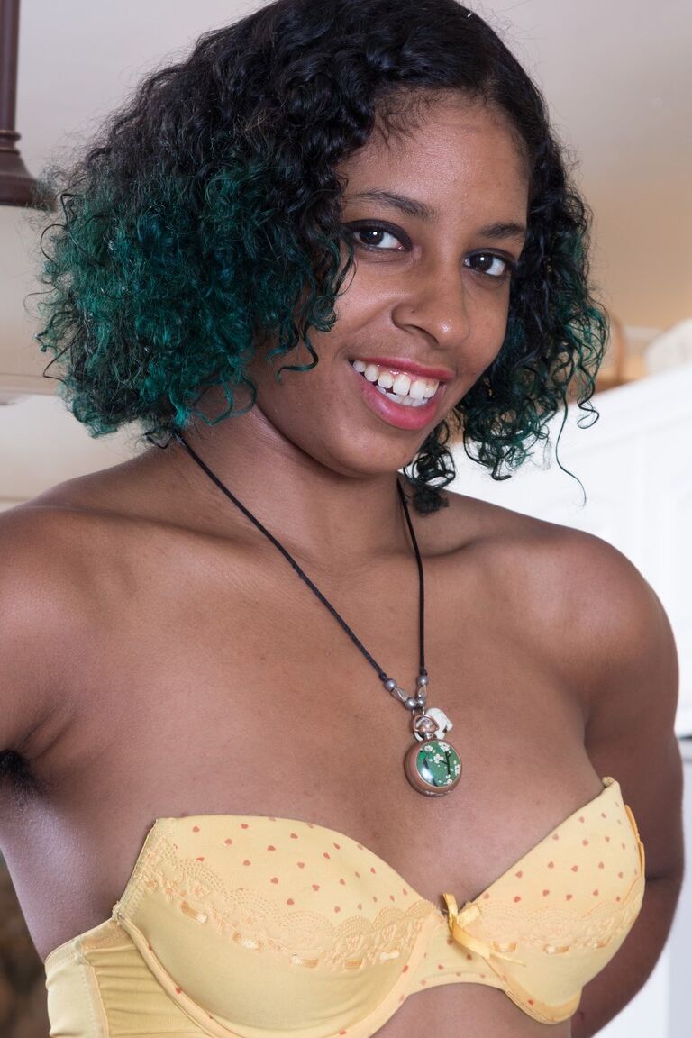 21P La hermosa morena Dharma Grace abriendo su atractivo coño peludo de cerca