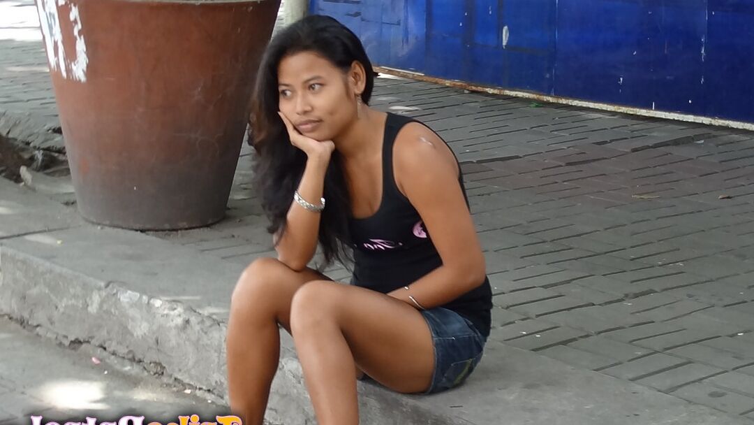 15P Pequeña filipina vende su matorral peludo a un turista sexual visitante