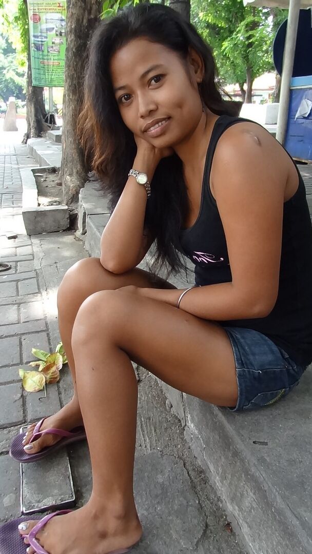 15P Pequeña filipina vende su matorral peludo a un turista sexual visitante
