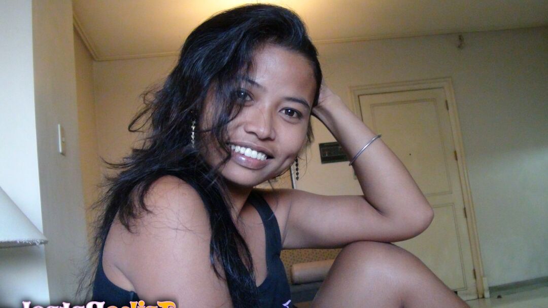 15P Pequeña filipina vende su matorral peludo a un turista sexual visitante
