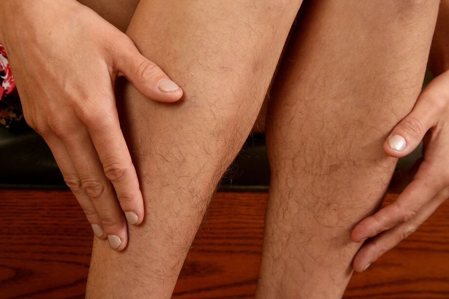 16P Kristina, une dame plus âgée, montre ses jambes et son vagin non rasés.