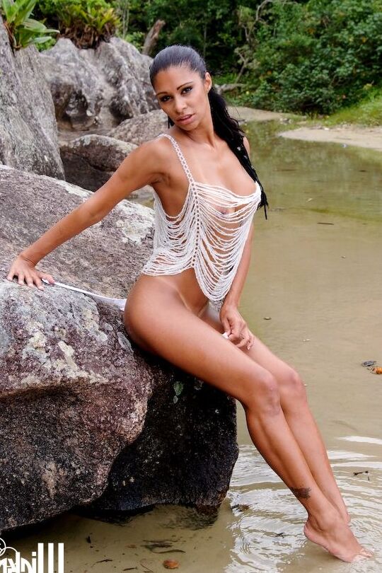 16P Emanuelle Diniz, une femme d'ébène aux longues jambes, écarte les jambes en plein air