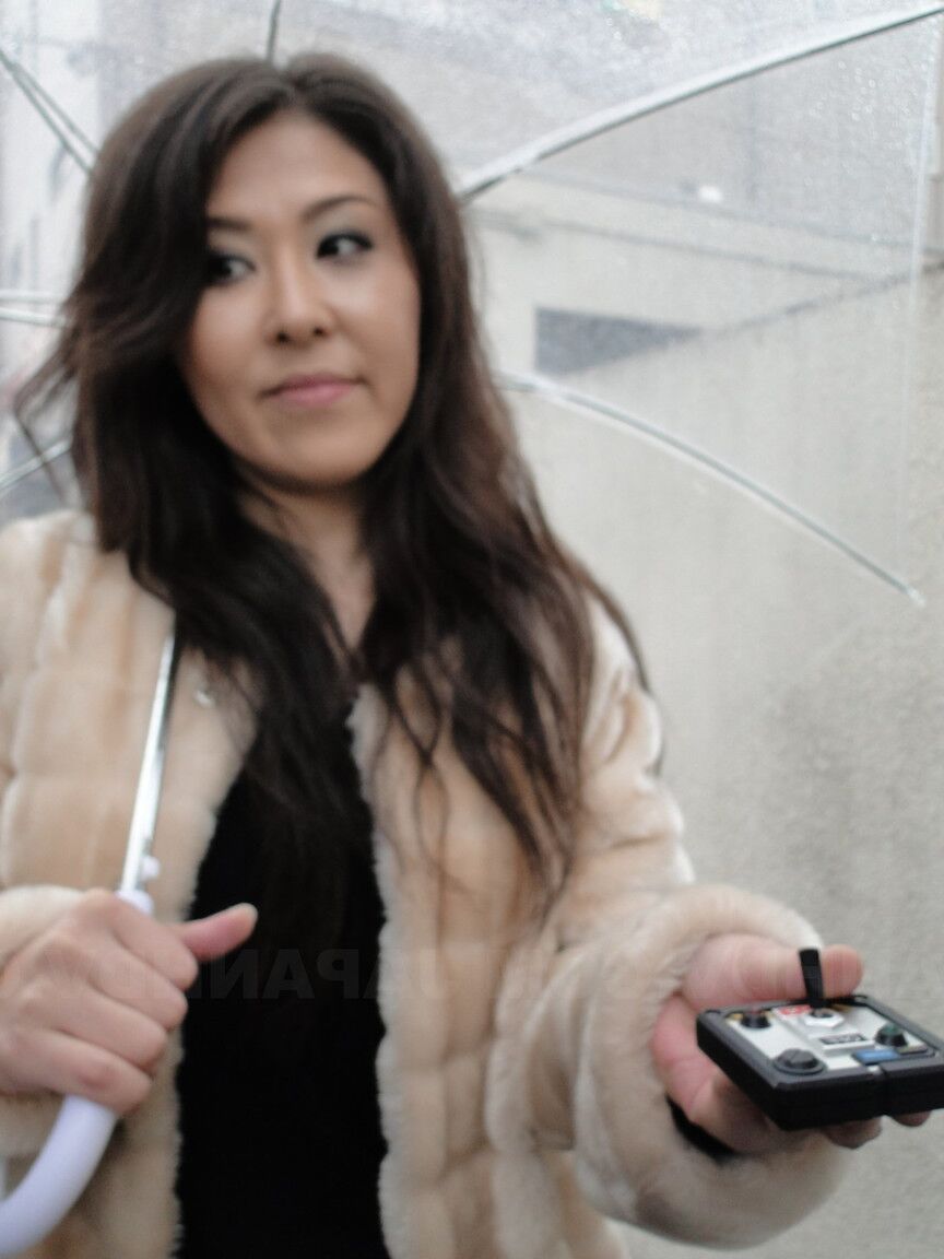 21P アジアの女の子ジュン セナが他のふしだらな女たちの前で金持ちの老人とセックスする