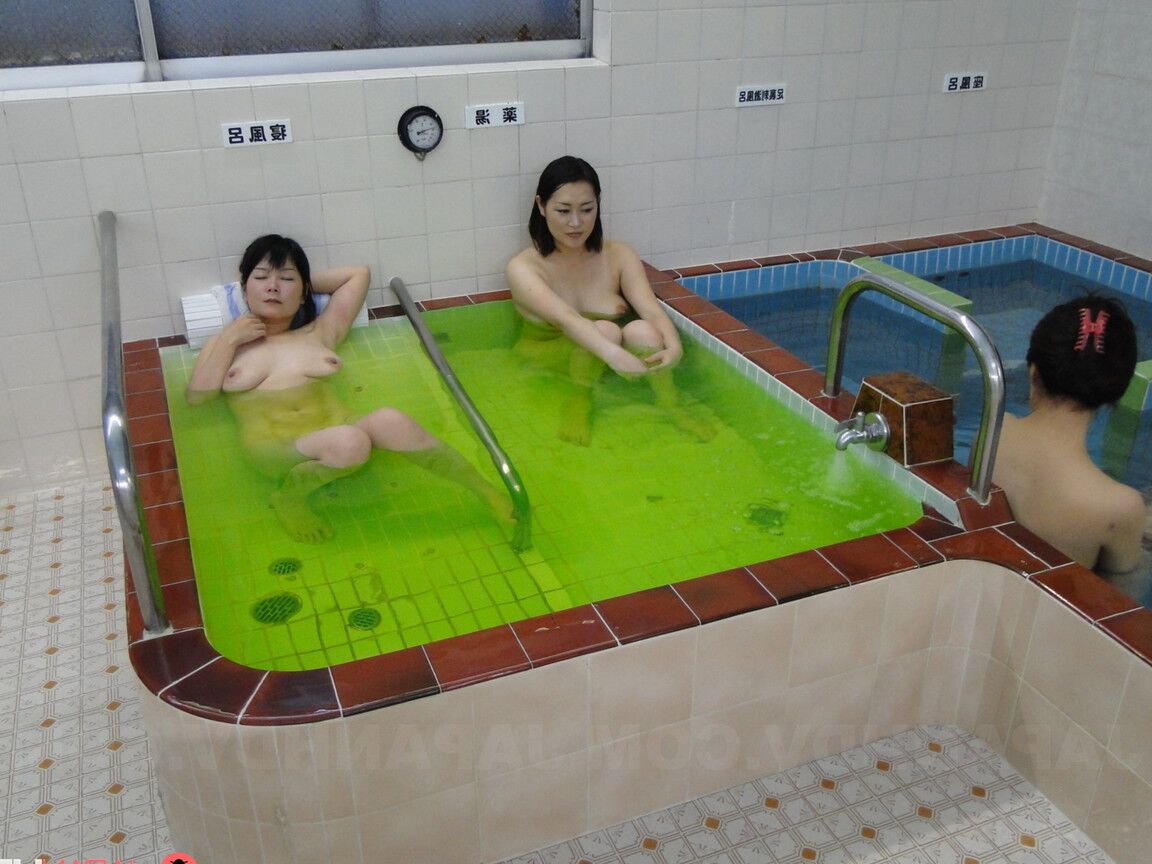 21P アジアの女の子ジュン セナが他のふしだらな女たちの前で金持ちの老人とセックスする