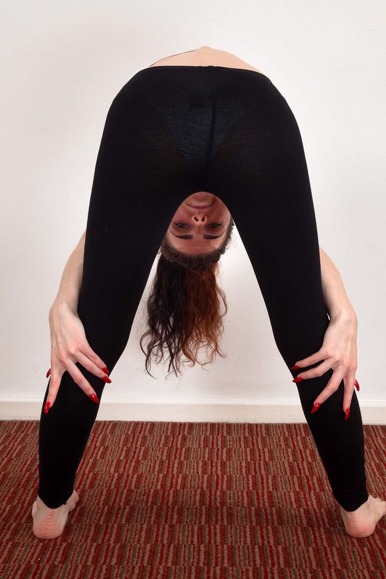 21P Doll Scarlet Contemptress strips after her yoga class & shows her hairy crotch