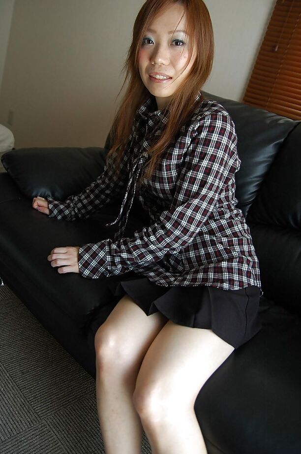 Keiko Hattori, une MILF asiatique de 16p, se déshabille et expose son entaille poilue.