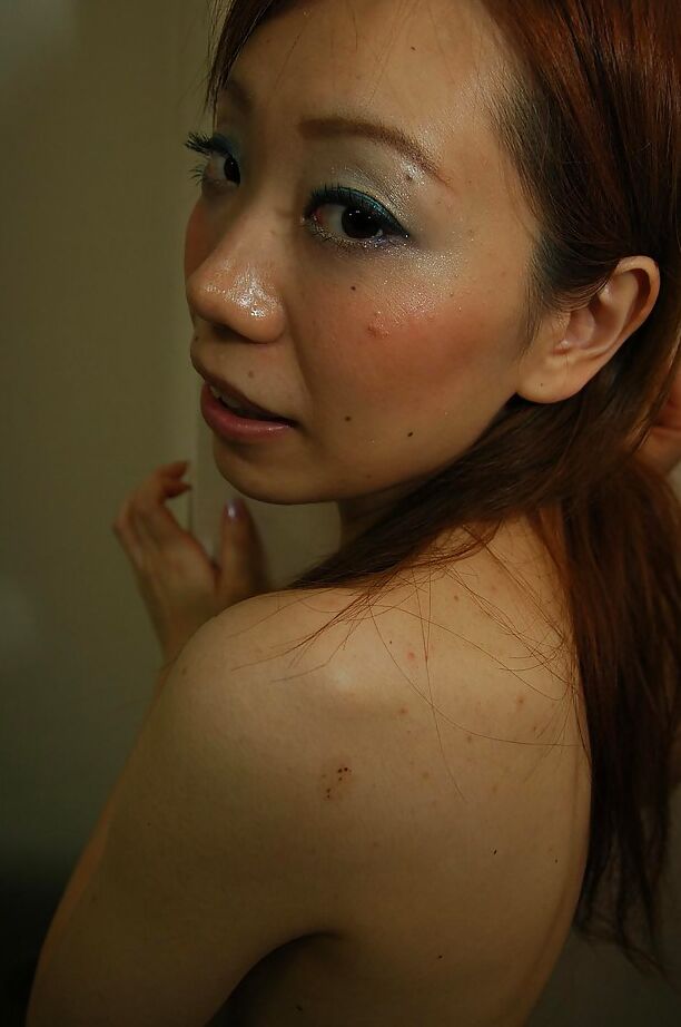 Keiko Hattori, une MILF asiatique de 16p, se déshabille et expose son entaille poilue.