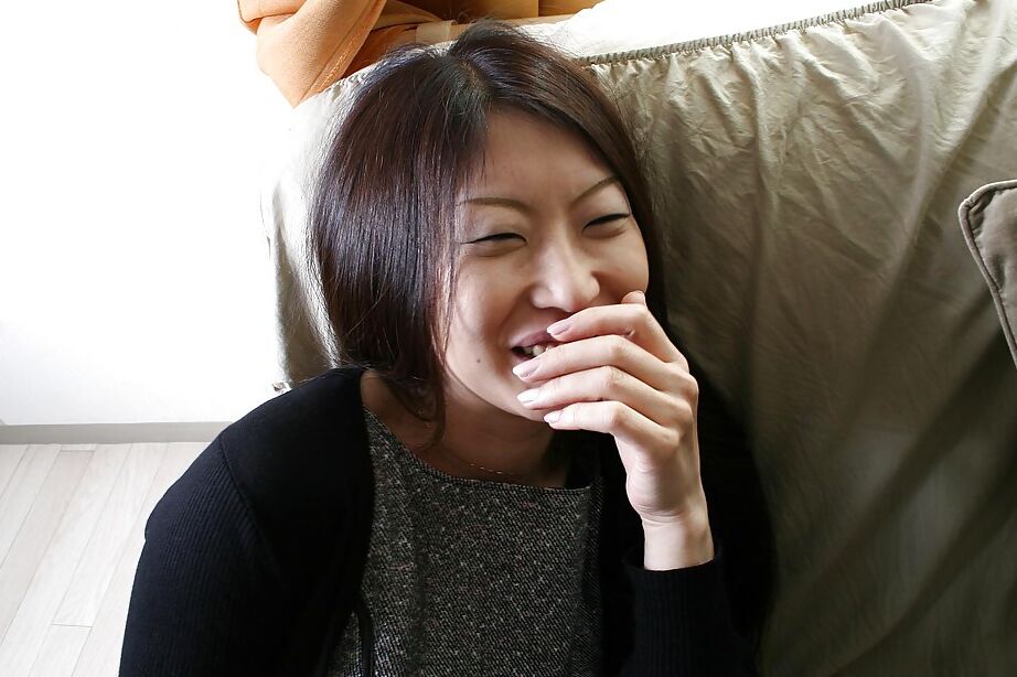 16P Une MILF asiatique timide suce et s'amuse à se doigter et à lécher la chatte