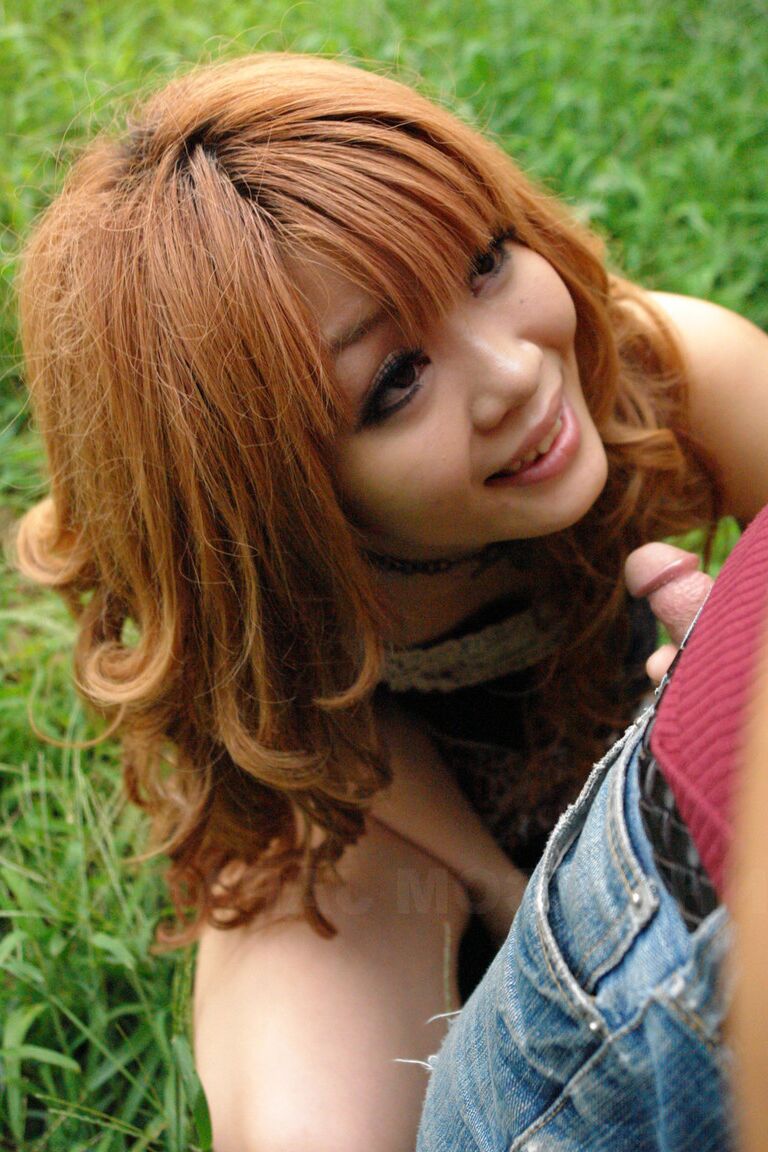 21P A garota japonesa Sarina Tsubaki levanta a saia
