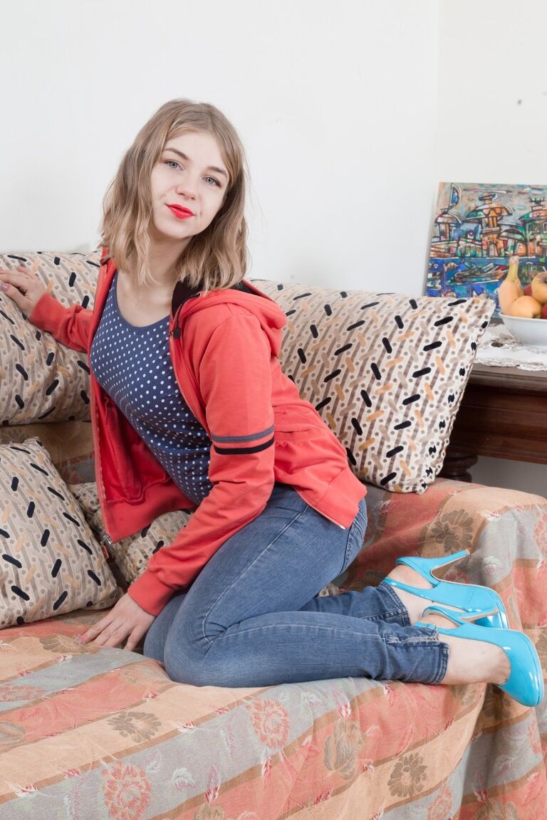 17P Red-lipped sweetheart Kristinka gets flexible to show hairy armpits & pussy