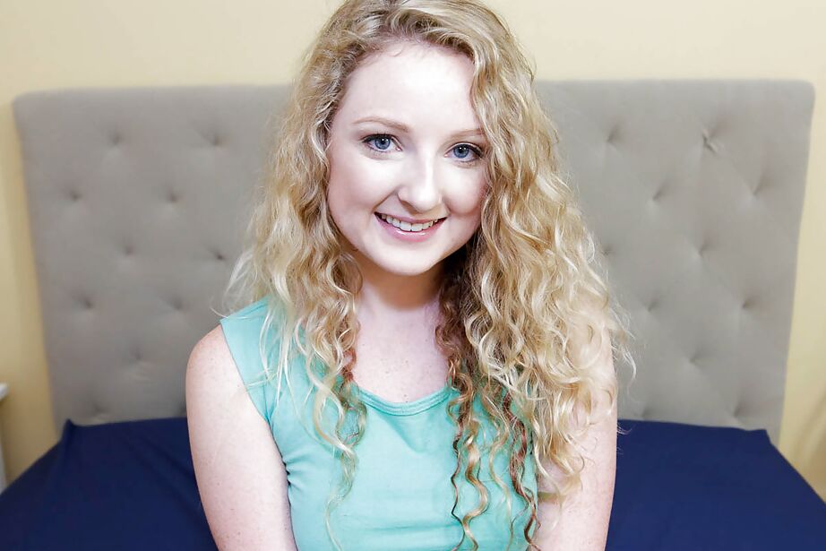 16P Curly-haired beauty Willow Lynn is posing totally naked on the cam
