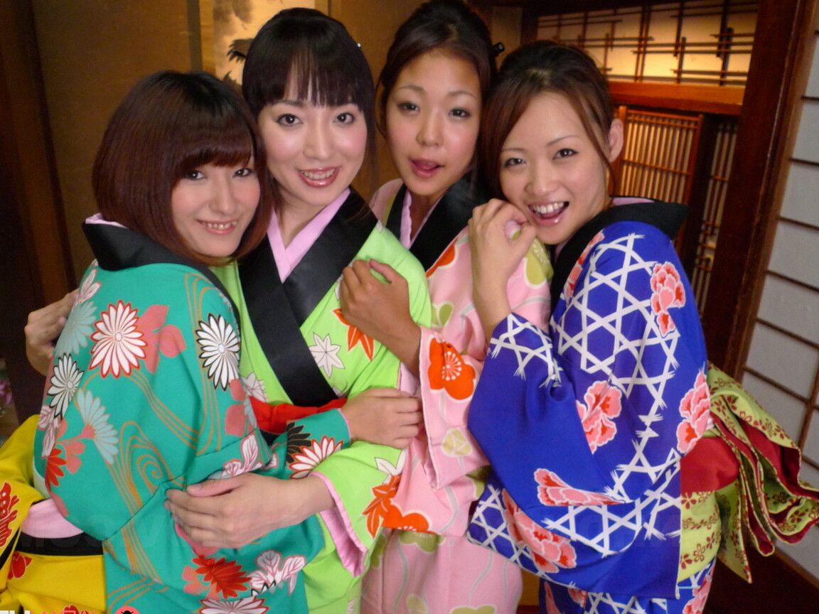 21P Schöne Japanerin lässt sich nach einem gründlichen Schwanzfick einen Creampie in ihre haarige Muschi spritzen