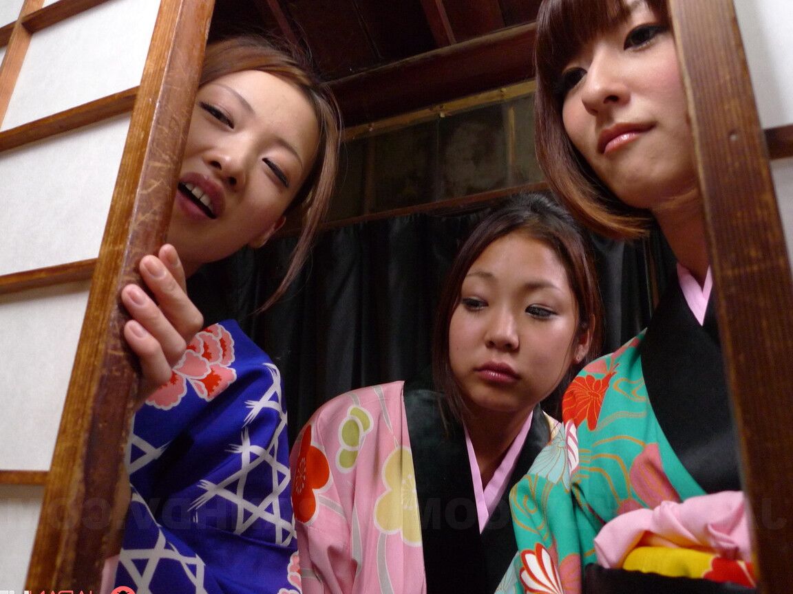 21P Schöne Japanerin lässt sich nach einem gründlichen Schwanzfick einen Creampie in ihre haarige Muschi spritzen