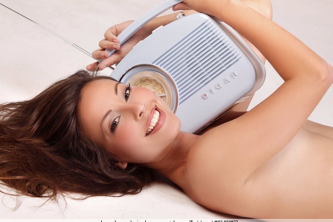 16P Femjoy Come In