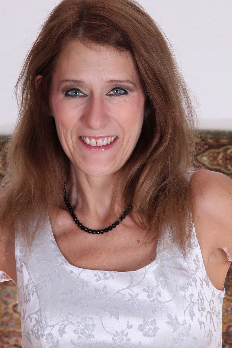 21P Hot MILF Jay Dee mostrando seus seios naturais bronzeados