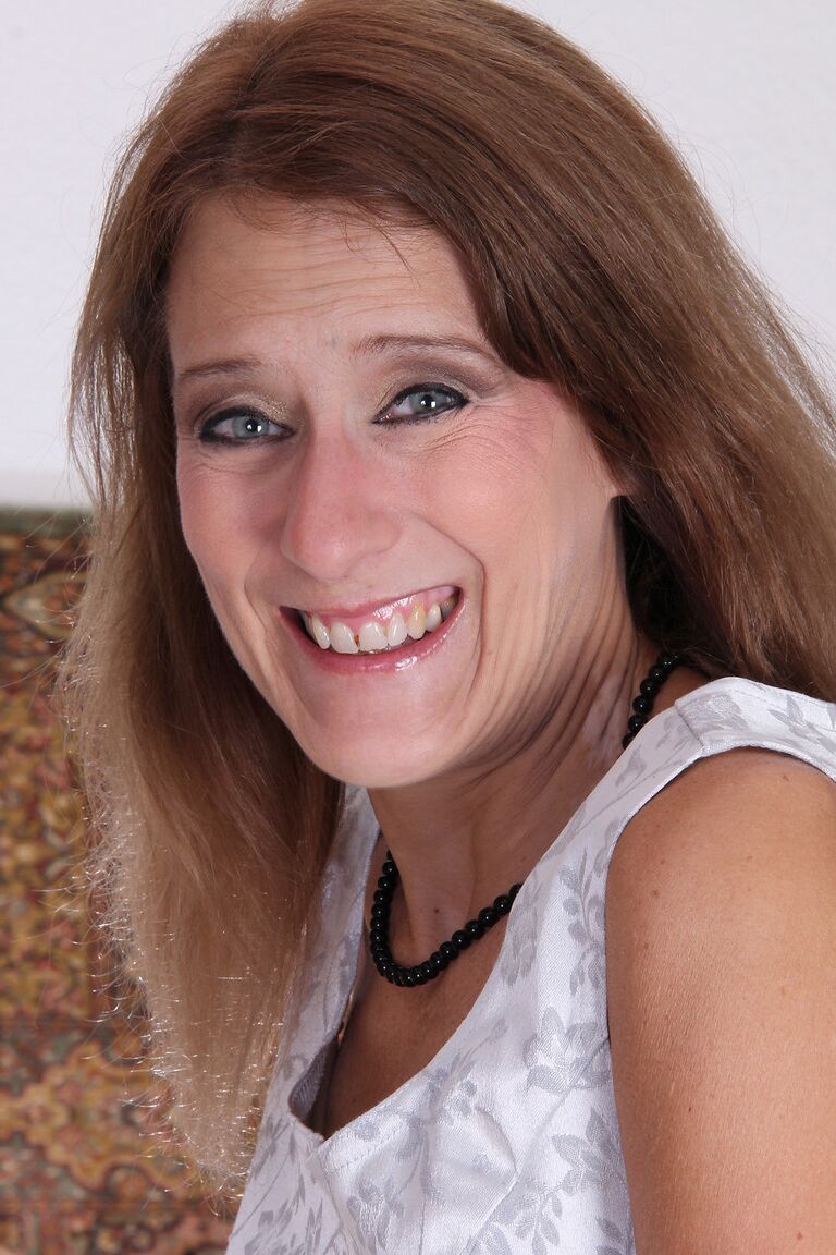 21P Hot MILF Jay Dee mostrando seus seios naturais bronzeados