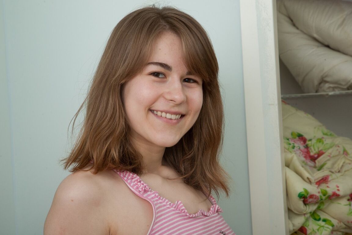 11P Uma jovem bonita com peitos pequenos abre sua bunda doce