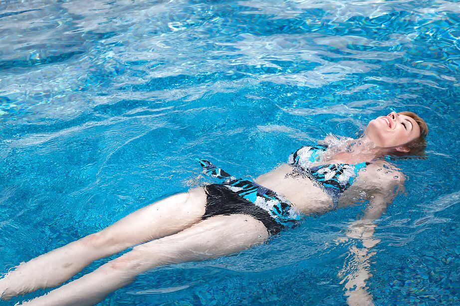 16P Die nackte reife Prostituierte Maria spreizt ihre Muschi über dem Pool