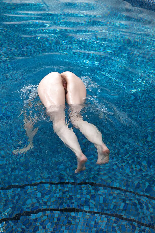 16P Die nackte reife Prostituierte Maria spreizt ihre Muschi über dem Pool