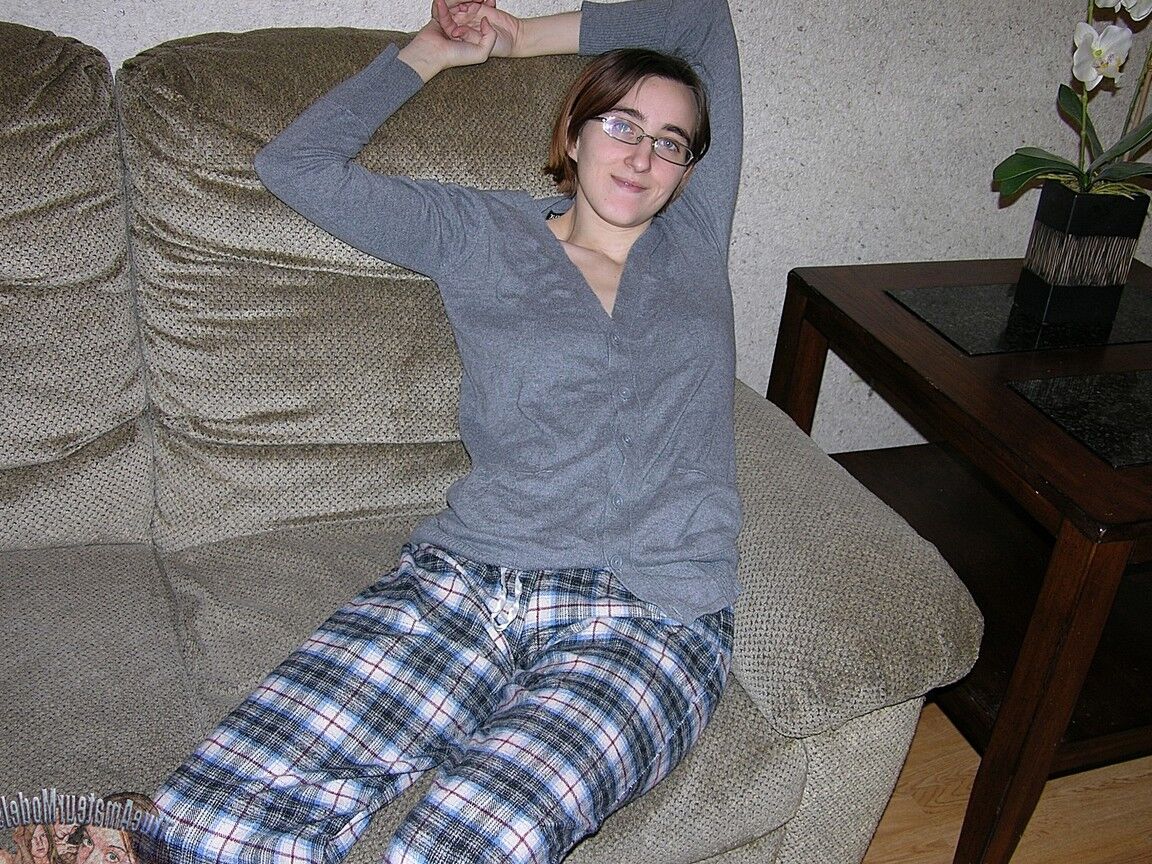 16P Amateur nerd se quita las gafas y la ropa mientras deja al descubierto su arbusto