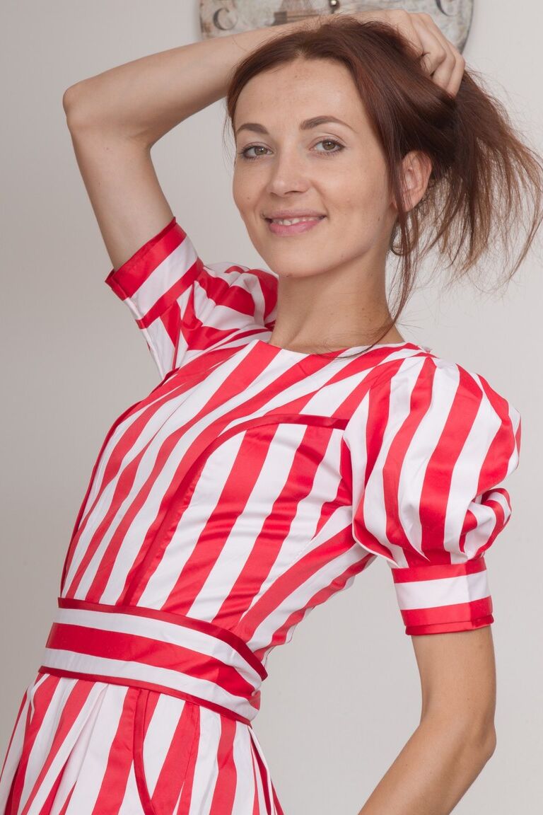 Die 17-jährige MILF Scarlett Nika enthüllt ihren sexy Körper mit heißen Bräunungsstreifen und einer flauschigen Muschi