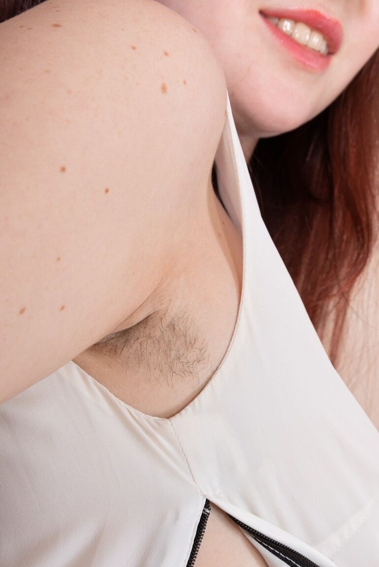 16P Hirsute-Neuling Vita spielt mit ihrem vollen Busch, nachdem sie sich ausgezogen hat