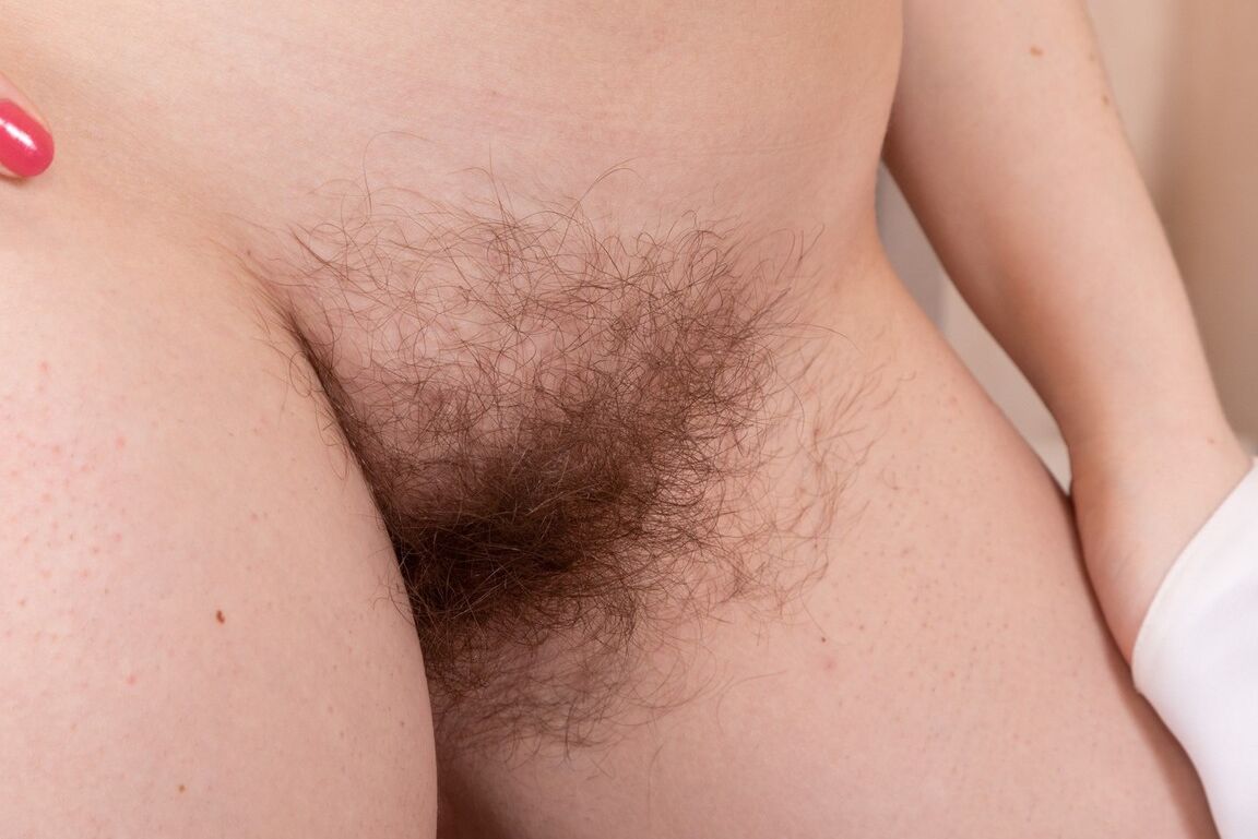 16P Hirsute-Neuling Vita spielt mit ihrem vollen Busch, nachdem sie sich ausgezogen hat
