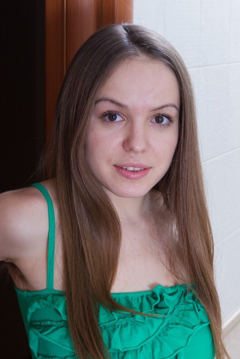 16P Ganz natürliches Solo-Mädchen Gretta verwöhnt ihren Biber mit einem Dildo im Badezimmer