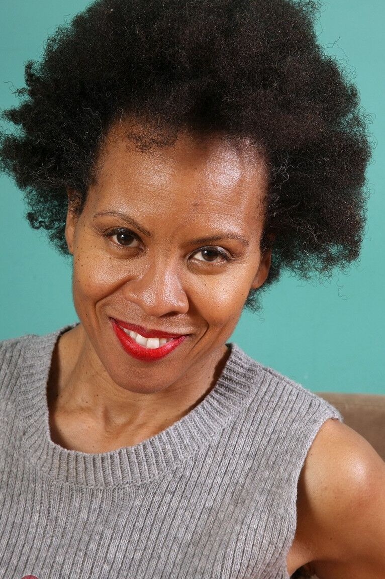 21P Ebony madura Ariela revela sua vulva peluda e exibe seus peitinhos doces