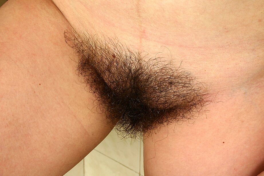 16P MILF impertinente à la chatte poilue se débarrasse de ses vêtements et prend une douche