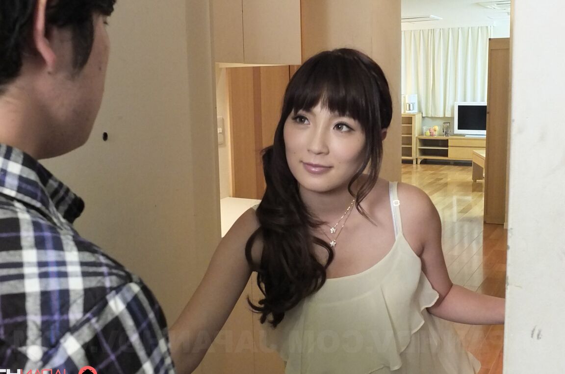 21P La jeune asiatique Haruka Megumi et ses deux amies partagent une bite en POV