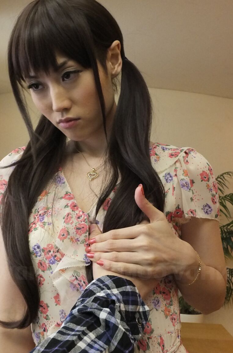 21P La jeune asiatique Haruka Megumi et ses deux amies partagent une bite en POV