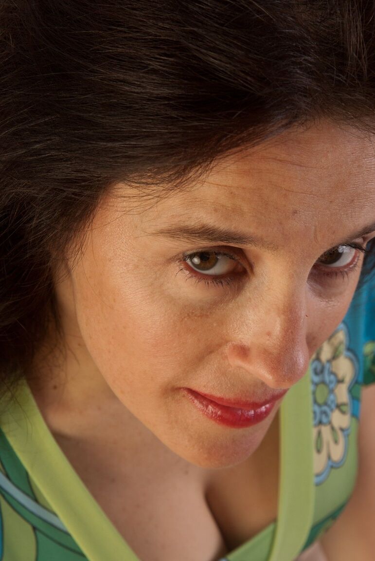 18P Marie madura com tesão tira para revelar seus belos seios naturais