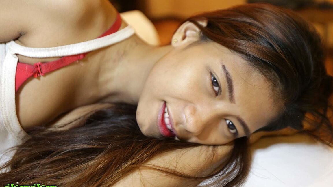 Die 12-jährige asiatische Amateurin Jay übergibt ihre natürliche Muschi einem Sextouristen