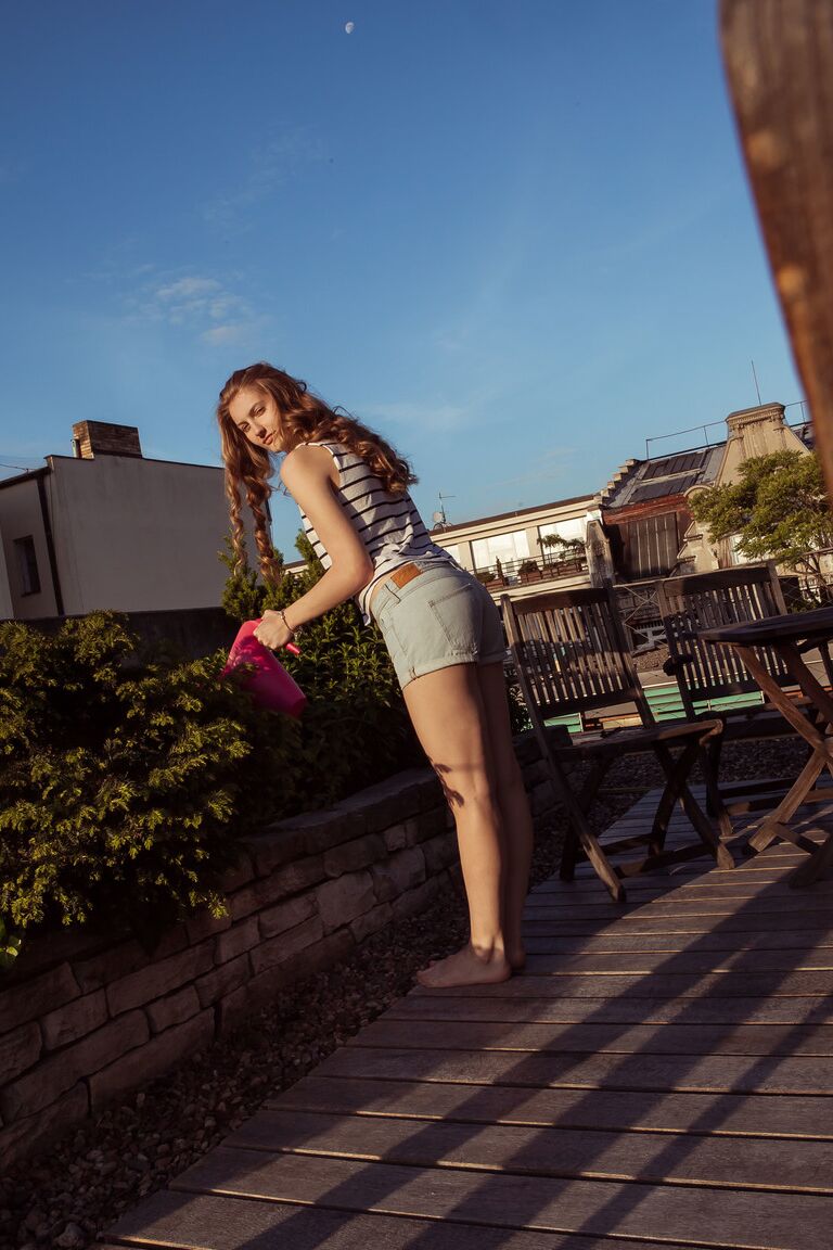21P La magnifique adolescente aux yeux incroyables Bretona se déshabille et exhibe sa chatte sur un canapé