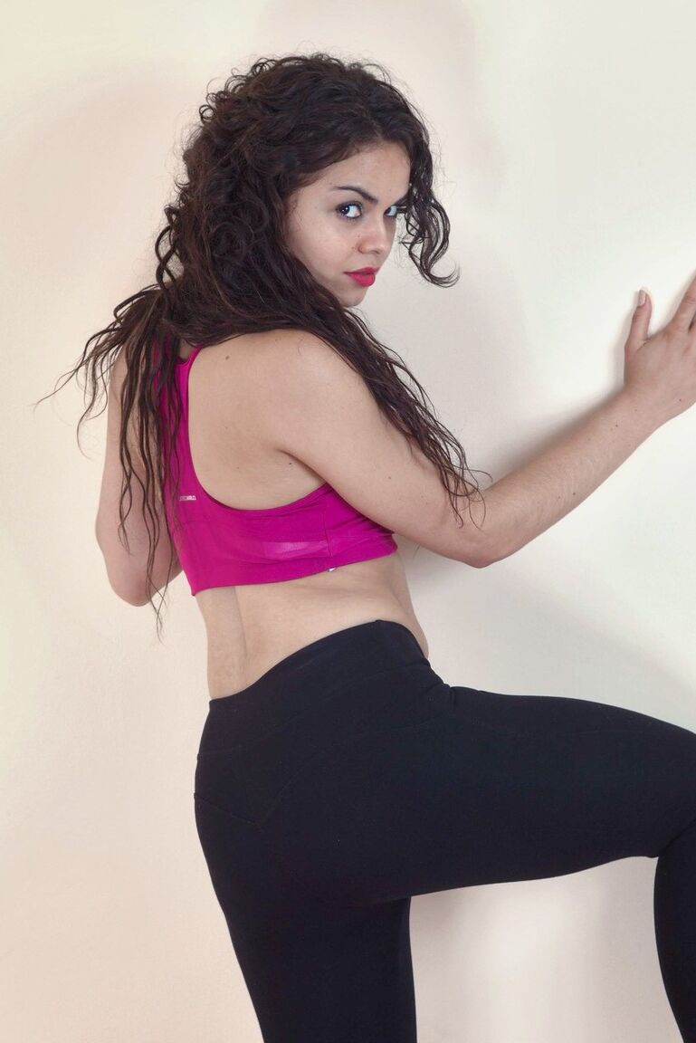 16P Amadora de cabelos escuros abaixa as leggings para expor seu regalo peludo