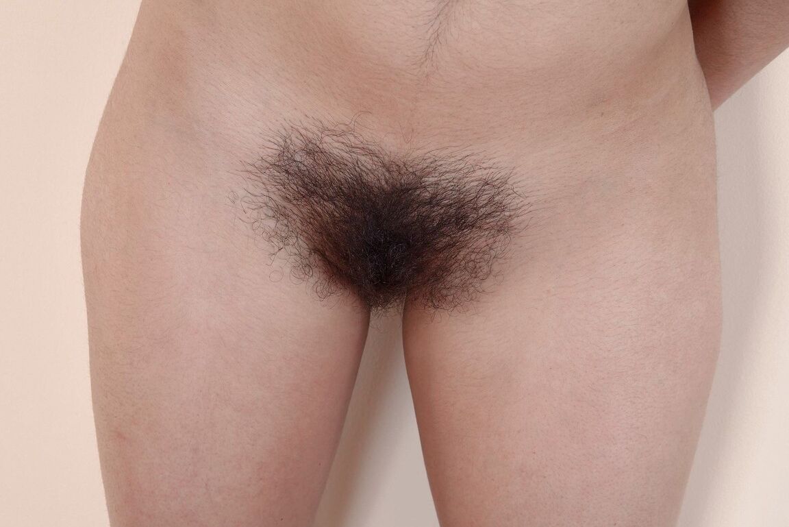 16P Amadora de cabelos escuros abaixa as leggings para expor seu regalo peludo