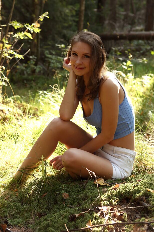 18P A bela adolescente Galina A mostra sua bunda apertada enquanto fica nua no chão da floresta