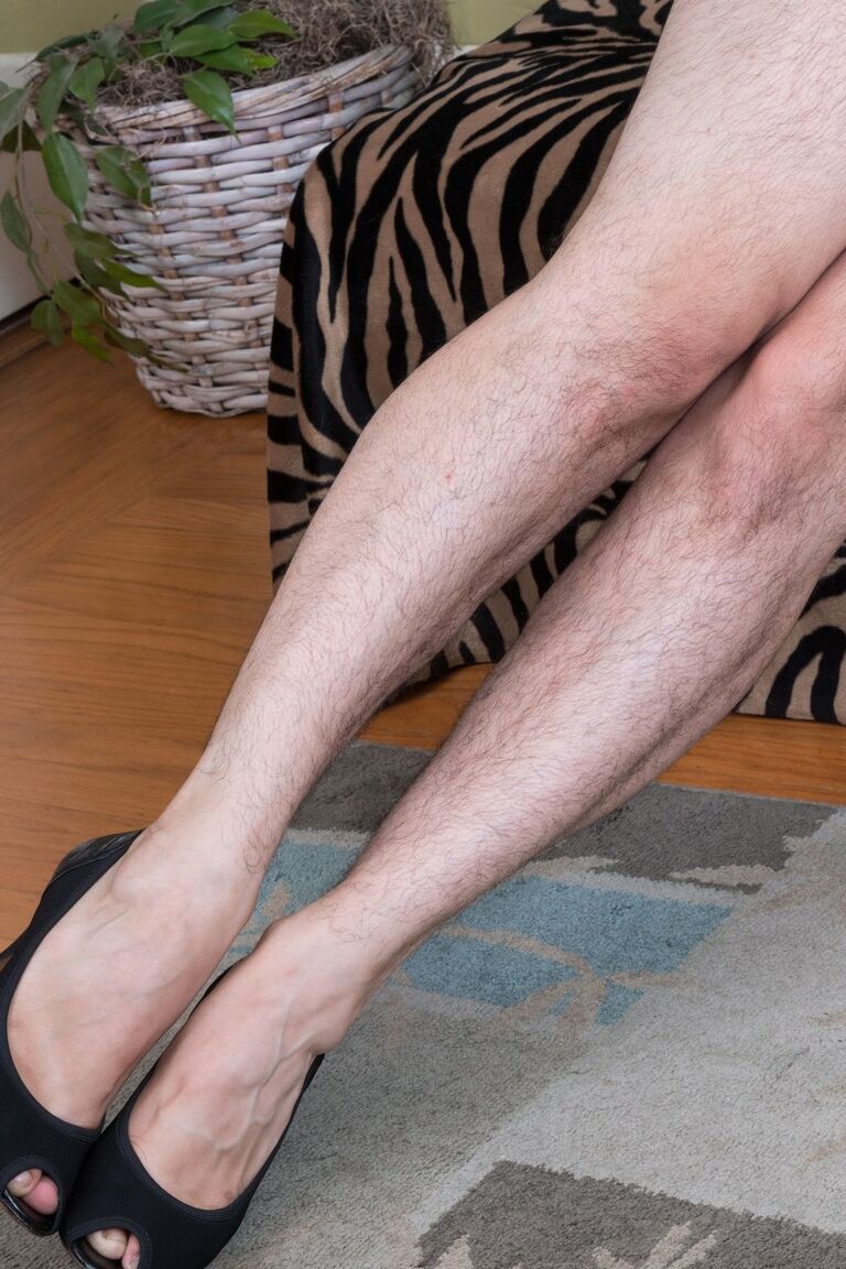 21P Wara, une mature amateur, montre son entrejambe poilu après avoir enlevé sa robe transparente.